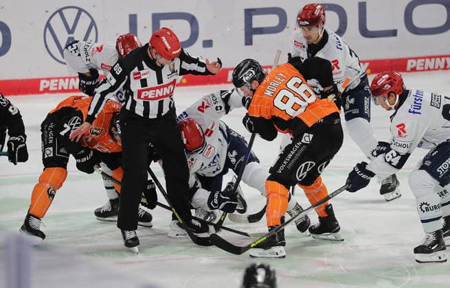 Kampf um den Puck, rechts Tyler Morley (Grizzlys Wolfsburg) Eishockey, DEL, Penny DEL, Herren, Maenner, Saison 2026 2027 Grizzlys Wolfsburg gegen Schwenninger Wild Wings