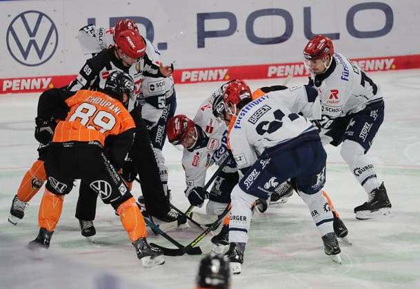 Matt Choupani (Grizzlys Wolfsburg), Boaz Bassen (Schwenninger Wild Wings) Eishockey, DEL, Penny DEL, Herren, Maenner, Saison 2026 2027 Grizzlys Wolfsburg gegen Schwenninger Wild Wings