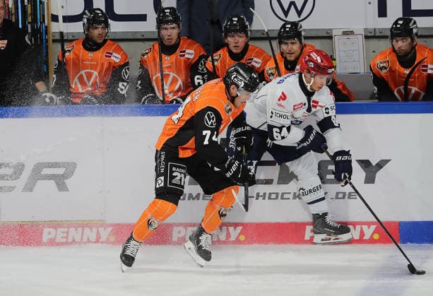 Les Lancaster (Grizzlys Wolfsburg), Boaz Bassen (Schwenninger Wild Wings) Eishockey, DEL, Penny DEL, Herren, Maenner, Saison 2026 2027 Grizzlys Wolfsburg gegen Schwenninger Wild Wings