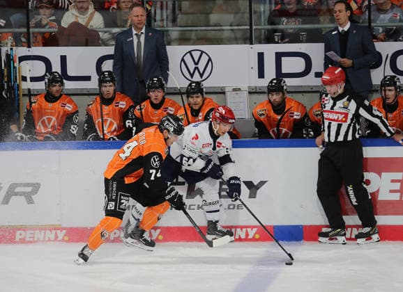 Les Lancaster (Grizzlys Wolfsburg), Boaz Bassen (Schwenninger Wild Wings) Eishockey, DEL, Penny DEL, Herren, Maenner, Saison 2026 2027 Grizzlys Wolfsburg gegen Schwenninger Wild Wings
