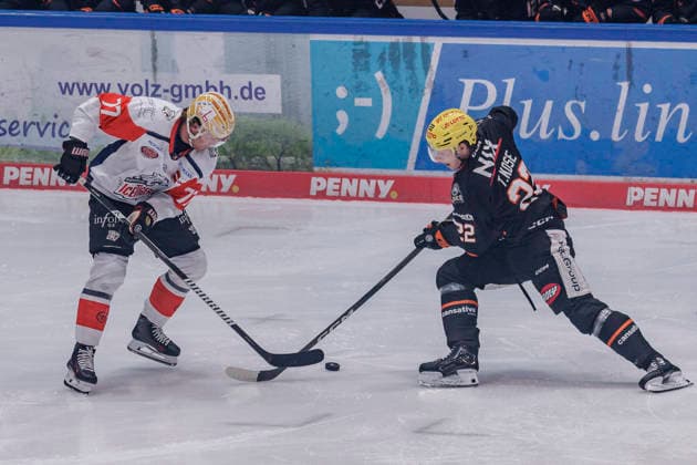 Penny DEL: Löwen Frankfurt - Nürnberg Ice Tigers, 25.09.2026 Chris Jandric (Nürnberg Ice Tigers 77) und Timo Kose (Löwen Frankfurt 22) im Kampf u mden Puck, Löwen Frankfurt - Nürnberg Ice Tigers, Frankfurt, NIX Eissporthalle, 25.9.2026 Copyright: xBEAUTIFULxSPORTS Gawlikx