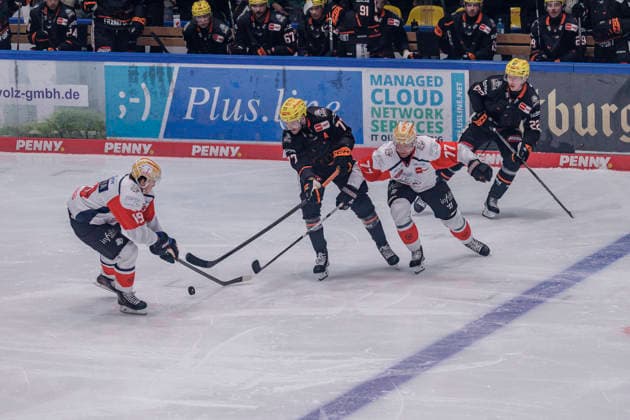 Penny DEL: Löwen Frankfurt - Nürnberg Ice Tigers, 25.09.2026 Austin Magera (Nürnberg Ice Tigers 19) und Daniel Pfaffengut (Löwen Frankfurt 77) und Chris Jandric (Nürnberg Ice Tigers 77) im Kampf u mden Puck, Löwen Frankfurt - Nürnberg Ice Tigers, Frankfurt, NIX Eissporthalle, 25.9.2026 Copyright: xBEAUTIFULxSPORTS Gawlikx