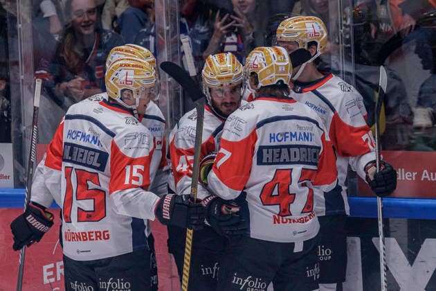 Penny DEL: Löwen Frankfurt - Nürnberg Ice Tigers, 25.09.2026 Greg Meireles (Nürnberg Ice Tigers 43) erzielte das Tor den Treffer zum 0:1 und feiert mit Nikolaus Heigl (Nürnberg Ice Tigers 15) und Owen Headrick (Nürnberg Ice Tigers 47), Löwen Frankfurt - Nürnberg Ice Tigers, Frankfurt, NIX Eissporthalle, 25.9.2026 Copyright: xBEAUTIFULxSPORTS Gawlikx