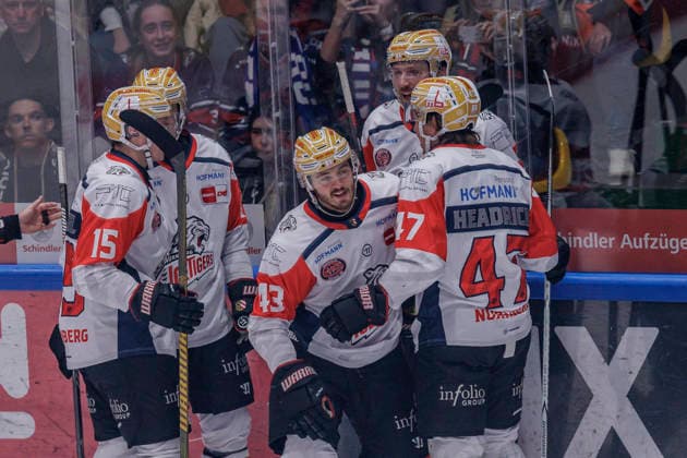 Penny DEL: Löwen Frankfurt - Nürnberg Ice Tigers, 25.09.2026 Greg Meireles (Nürnberg Ice Tigers 43) erzielte das Tor den Treffer zum 0:1 und feiert mit Nikolaus Heigl (Nürnberg Ice TLöwen Frankfurt - Nürnberg Ice Tigers, Frankfurt, NIX Eissporthalle, 25.9.2026 Copyright: xBEAUTIFULxSPORTS Gawlikx