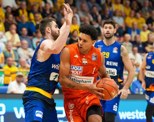 Meissa Faye (Ratiopharm Ulm, 11) im Zweikampf mit Tim Uhlemann (Phoenix Hagen, 21). GER, Phoenix Hagen vs ratiopharm Ulm, easyCredit BBL, 2. Spieltag, Saison 2026-27, Krollmann Arena, Hagen, 25.09.2026 Foto: HMB Media Scott W. Coleman Copyright: HMBxMedia xScottxW.xColeman