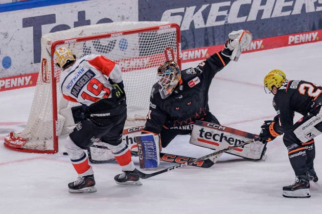 Penny DEL: Löwen Frankfurt - Nürnberg Ice Tigers, 25.09.2026 Austin Magera (Nürnberg Ice Tigers 19) schiebt den Puc kan Cody Brenner (Löwen Frankfurt 51) ins Tor zum 0:2, Löwen Frankfurt - Nürnberg Ice Tigers, Frankfurt, NIX Eissporthalle, 25.9.2026 Copyright: xBEAUTIFULxSPORTS Gawlikx