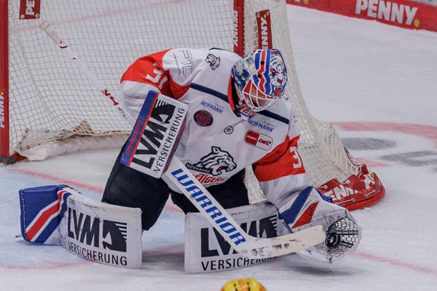 Penny DEL: Löwen Frankfurt - Nürnberg Ice Tigers, 25.09.2026 Niklas Treutle (Nürnberg Ice Tigers 31) fängt den Puck mit dem Hadnschuh, Löwen Frankfurt - Nürnberg Ice Tigers, Frankfurt, NIX Eissporthalle, 25.9.2026 Copyright: xBEAUTIFULxSPORTS Gawlikx