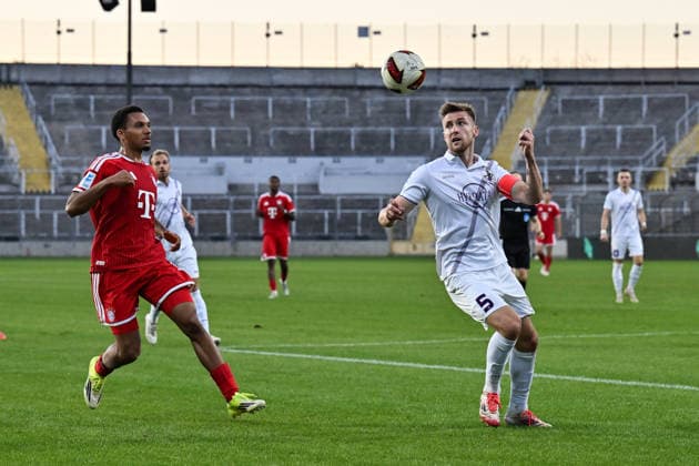 Regionalliga Bayern; FC Bayern München II - TSV Schwaben Augsburg; 25.09.2026 MUNICH, GERMANY; 25. SEPTEMBER: im Duell Vincent MANUBA (FC Bayern München II 2 und Dennis RUISINGER (TSV Schwaben Augsburg 5) während dem Match der Regionalliga Bayern zwischen den Amateuren des FC Bayern und dem TSV Schwaben Augsburg am 11. Spieltag im Grünwalder Stadion Copyright: xBEAUTIFULxSPORTS Goldbergx