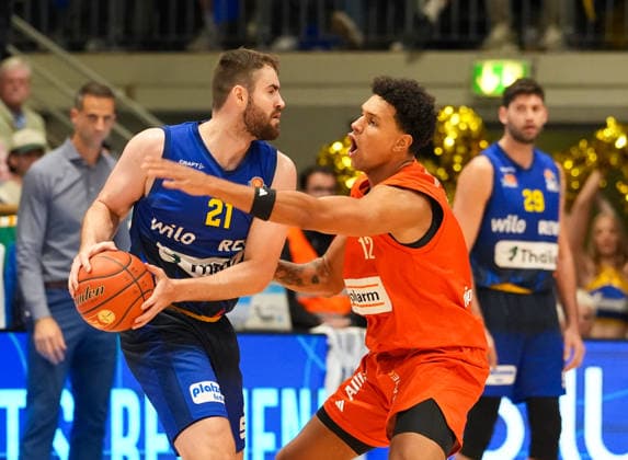 Tim Uhlemann (Phoenix Hagen, 21) im Zweikampf mit Meissa Faye (Ratiopharm Ulm, 11) GER, Phoenix Hagen vs ratiopharm Ulm, easyCredit BBL, 2. Spieltag, Saison 2026-27, Krollmann Arena, Hagen, 25.09.2026 Foto: HMB Media Scott W. Coleman Copyright: HMBxMedia xScottxW.xColeman
