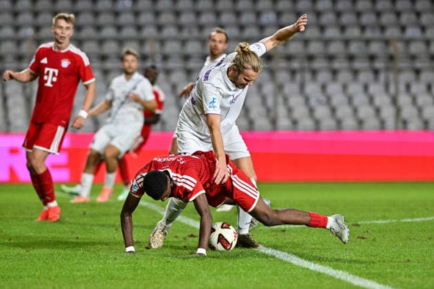 Regionalliga Bayern; FC Bayern München II - TSV Schwaben Augsburg; 25.09.2026 MUNICH, GERMANY; 25. SEPTEMBER: im Duell Allen Junior LAMBE (FC Bayern München II 8) und Rasmus FACKLER-STAMM (TSV Schwaben Augsburg 11) während dem Match der Regionalliga Bayern zwischen den Amateuren des FC Bayern und dem TSV Schwaben Augsburg am 11. Spieltag im Grünwalder Stadion Copyright: xBEAUTIFULxSPORTS Goldbergx