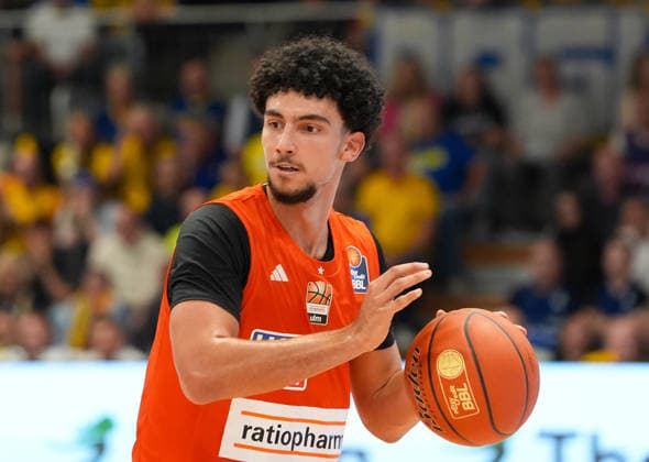 Adam Atamna (Ratiopharm Ulm, 0) am Ball. GER, Phoenix Hagen vs ratiopharm Ulm, easyCredit BBL, 2. Spieltag, Saison 2026-27, Krollmann Arena, Hagen, 25.09.2026 Foto: HMB Media Scott W. Coleman Copyright: HMBxMedia xScottxW.xColeman