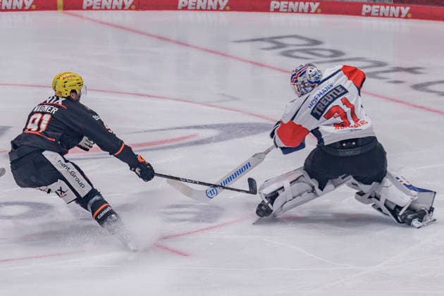 Penny DEL: Löwen Frankfurt - Nürnberg Ice Tigers, 25.09.2026 Austin Wagner (Löwen Frankfurt 91) und Niklas Treutle (Nürnberg Ice Tigers 31) wollen a nden Puck, Löwen Frankfurt - Nürnberg Ice Tigers, Frankfurt, NIX Eissporthalle, 25.9.2026 Copyright: xBEAUTIFULxSPORTS Gawlikx