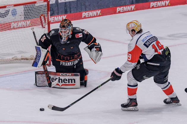 Penny DEL: Löwen Frankfurt - Nürnberg Ice Tigers, 25.09.2026 Austin Magera (Nürnberg Ice Tigers 19) auf dem Weg das Tor den Treffer zum 0:2 zu erzielen und Cody Brenner (Löwen Frankfurt 51), Löwen Frankfurt - Nürnberg Ice Tigers, Frankfurt, NIX Eissporthalle, 25.9.2026 Copyright: xBEAUTIFULxSPORTS Gawlikx