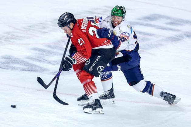 25.09.2026, Eishockey, DEL, Kölner Haie - Eisbären Berlin, 3.Spieltag, Saison 2026 27, Lanxess-Arena Köln: Juhani Tyrväinen (Koelner Haie 21) im Zweikampf gegen Frederik Tiffels (Eisbären Berlin 95) Nordrhein-Westfalen Deutschland