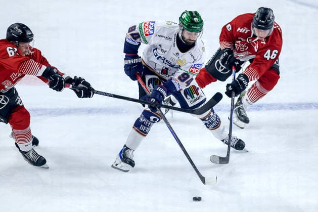 25.09.2026, Eishockey, DEL, Kölner Haie - Eisbären Berlin, 3.Spieltag, Saison 2026 27, Lanxess-Arena Köln: Liam Kirk (Eisbären Berlin 94) im Zweikampf gegen Kevin Niedenz (Koelner Haie 46) und Markus Ljungh (Koelner Haie 61) Nordrhein-Westfalen Deutschland