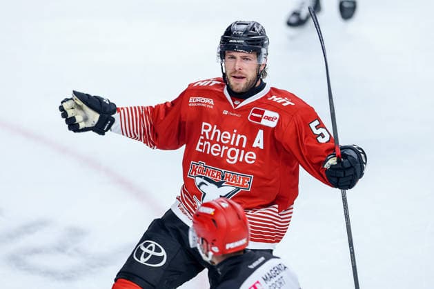 25.09.2026, Eishockey, DEL, Kölner Haie - Eisbären Berlin, 3.Spieltag, Saison 2026 27, Lanxess-Arena Köln: Torjubel nach dem Tor zum 2:2 durch Torschütze Brady Austin (Koelner Haie 57) Nordrhein-Westfalen Deutschland