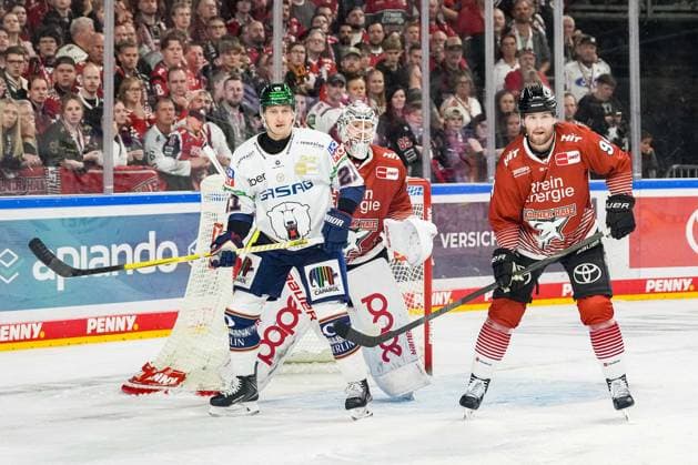 Eishockey Penny-DEL 3.Spieltag Kölner Haie - Eisbären Berlin am 25.09.2026 in der Lanxess Arena in Köln Manuel Wiederer ( Berlin ), links - Janne Juvonen ( Köln ), mitte - Robin Press ( Köln ), rechts Gemäß den Vorgaben der DEL Deutsche Eishockey Liga ist die Publikation und Weiterverwertung der Aufnahmen in elektronischen Medien und Endgeräten aller Art während des laufenden Spiels nicht zulässig.