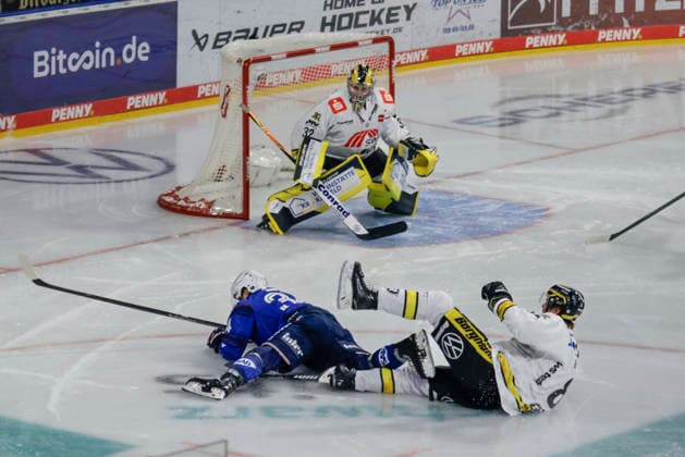 25.09.2026, xhettx, Eishockey Penny DEL, Adler Mannheim - Krefeld Pinguine v.l. Tom Kühnhackl (Adler Mannheim, 34) wird von Maxwell Gildon (Krefeld Pinguine, 8) gelegt