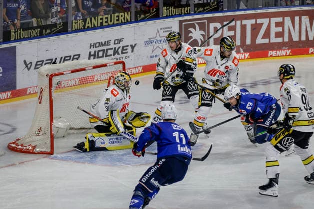 25.09.2026, xhettx, Eishockey Penny DEL, Adler Mannheim - Krefeld Pinguine v.l. Juha Jatkola (Krefeld Pinguine, 32) pariert den Schuss