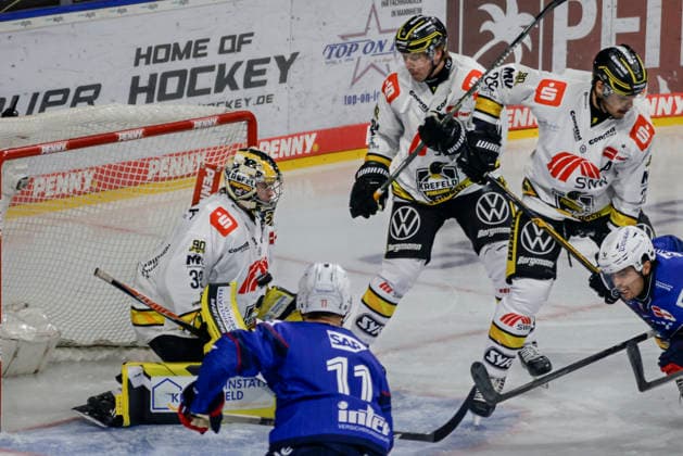25.09.2026, xhettx, Eishockey Penny DEL, Adler Mannheim - Krefeld Pinguine v.l. Juha Jatkola (Krefeld Pinguine, 32) pariert den Schuss