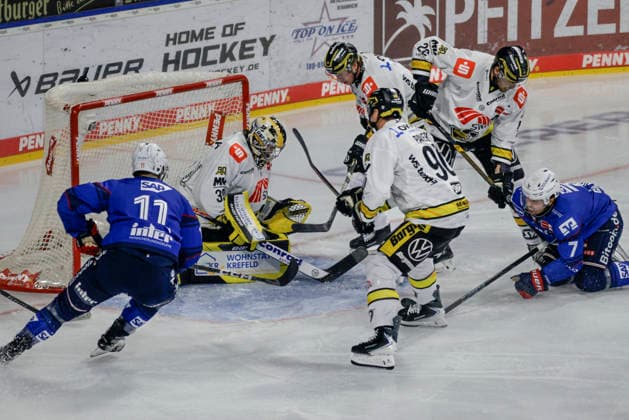 25.09.2026, xhettx, Eishockey Penny DEL, Adler Mannheim - Krefeld Pinguine v.l. viel los vor dem Tor von Juha Jatkola (Krefeld Pinguine, 32)