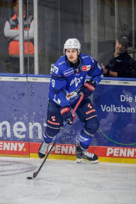 25.09.2026, xhettx, Eishockey Penny DEL, Adler Mannheim - Krefeld Pinguine v.l. Leon Gawanke (Adler Mannheim, 9) am Puck hinter dem eigenen Tor