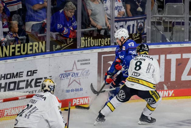 25.09.2026, xhettx, Eishockey Penny DEL, Adler Mannheim - Krefeld Pinguine v.l. Patrick Brown (Adler Mannheim, 38) am Puck vor Maxwell Gildon (Krefeld Pinguine, 8)