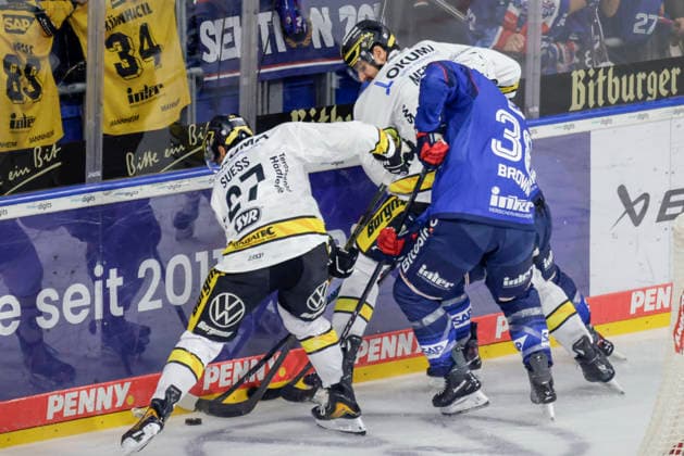 25.09.2026, xhettx, Eishockey Penny DEL, Adler Mannheim - Krefeld Pinguine v.l. C.J. Suess (Krefeld Pinguine, 27) und Patrick Brown (Adler Mannheim, 38) im Kampf um den Puck an der Bande