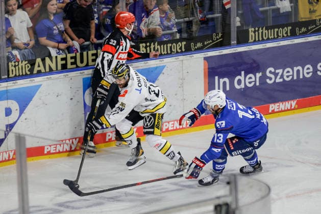 25.09.2026, xhettx, Eishockey Penny DEL, Adler Mannheim - Krefeld Pinguine v.l. C.J. Suess (Krefeld Pinguine, 27) klärt den Puck vor Brooks Macek (Adler Mannheim, 13)