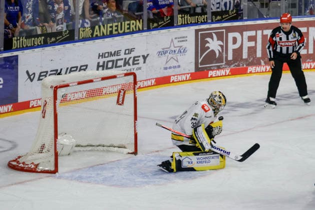 25.09.2026, xhettx, Eishockey Penny DEL, Adler Mannheim - Krefeld Pinguine v.l. Juha Jatkola (Krefeld Pinguine, 32) mit einer Parde
