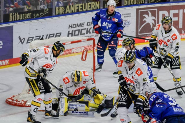 25.09.2026, xhettx, Eishockey Penny DEL, Adler Mannheim - Krefeld Pinguine v.l. Juha Jatkola (Krefeld Pinguine, 32) behält erneut den Überblick und pariert den Puck