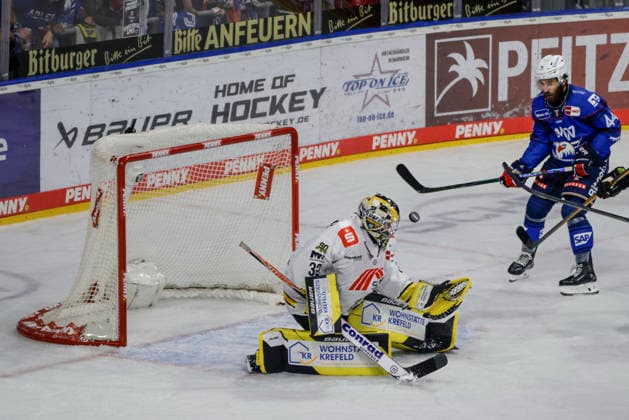 25.09.2026, xhettx, Eishockey Penny DEL, Adler Mannheim - Krefeld Pinguine v.l. Juha Jatkola (Krefeld Pinguine, 32) erneut mit einer guten Parade