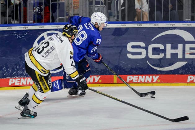 25.09.2026, xhettx, Eishockey Penny DEL, Adler Mannheim - Krefeld Pinguine v.l. Alexander Weiss (Krefeld Pinguine, 43) und Alexander Ehl (Adler Mannheim, 28) versuchen den Puck zu bekommen