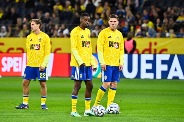 STOCKHOLM, SVERIGE 20260925 Alexander Isak och Viktor Gyökeres värmer upp inför fredagens fotbollsmatch i Nations League mellan Sverige och Rumänien pa Strawberry Arena. STOCKHOLM SVERIGE x10090x