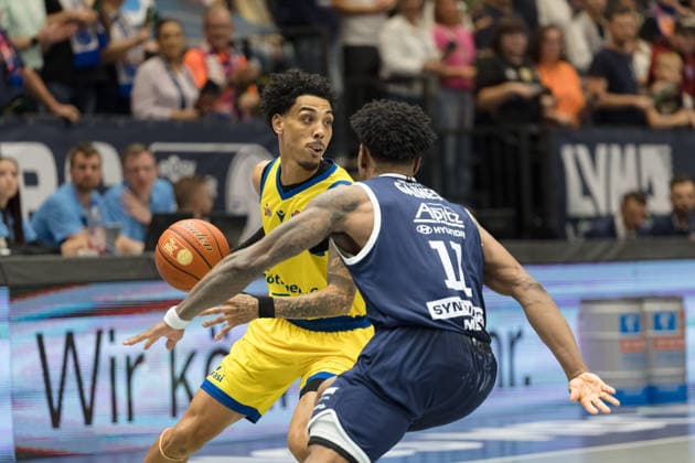 Terrence Edwards Jr. (Jena, 5), Anthony Gaines (MBC, 11), Syntainics MBC vs. Science City Jena, BBL, Basketball Männer, 1. Bundesliga, 2. Spieltag, Saison 2026 27, 25.09.2026. Weißenfels Stadthalle Sachsen-Anhalt Deutschland