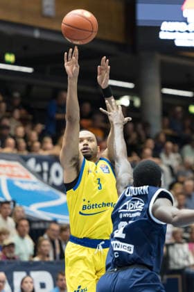 Jemarl Lemuel Baker Jr. (Jena, 3), Kris Clyburn (MBC, 21), Syntainics MBC vs. Science City Jena, BBL, Basketball Männer, 1. Bundesliga, 2. Spieltag, Saison 2026 27, 25.09.2026. Weißenfels Stadthalle Sachsen-Anhalt Deutschland