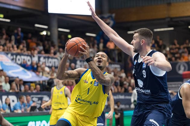 Pierre Brooks II (Jena, 1), Kresimir Nikic (MBC. 9), Syntainics MBC vs. Science City Jena, BBL, Basketball Männer, 1. Bundesliga, 2. Spieltag, Saison 2026 27, 25.09.2026. Weißenfels Stadthalle Sachsen-Anhalt Deutschland