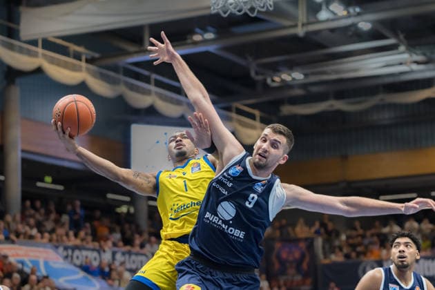 Pierre Brooks II (Jena, 1), Kresimir Nikic (MBC. 9), Syntainics MBC vs. Science City Jena, BBL, Basketball Männer, 1. Bundesliga, 2. Spieltag, Saison 2026 27, 25.09.2026. Weißenfels Stadthalle Sachsen-Anhalt Deutschland