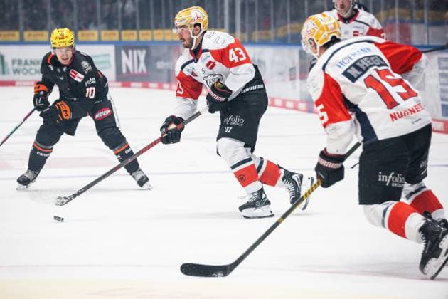 Brandon Biro (Loewen Frankfurt, 10), Greg Meireles (Nuernberg Ice Tigers, 43) GER, Loewen Frankfurt vs. Nuernberg Ice Tigers, Eishockey, Penny DEL, 3. Spieltag, Saison 2026 2027, 25.09.2026 Eibner-Pressefoto Attila Ziga GER, Loewen Frankfurt vs. Nuernberg Ice Tigers, Eishockey, Penny DEL, 3. Spieltag, Saison 2026 2027, 25.09.2026 Frankfurt Copyright: xEibner-Pressefotox EP_AZA