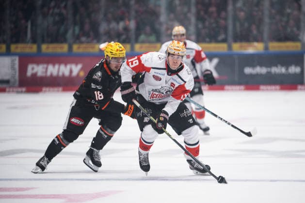Eric Uba (Loewen Frankfurt, 18), Austin Magera (Nuernberg Ice Tigers, 19) GER, Loewen Frankfurt vs. Nuernberg Ice Tigers, Eishockey, Penny DEL, 3. Spieltag, Saison 2026 2027, 25.09.2026 Eibner-Pressefoto Attila Ziga GER, Loewen Frankfurt vs. Nuernberg Ice Tigers, Eishockey, Penny DEL, 3. Spieltag, Saison 2026 2027, 25.09.2026 Frankfurt Copyright: xEibner-Pressefotox EP_AZA