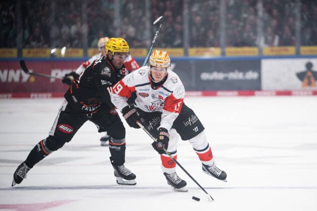 Eric Uba (Loewen Frankfurt, 18), Austin Magera (Nuernberg Ice Tigers, 19) GER, Loewen Frankfurt vs. Nuernberg Ice Tigers, Eishockey, Penny DEL, 3. Spieltag, Saison 2026 2027, 25.09.2026 Eibner-Pressefoto Attila Ziga GER, Loewen Frankfurt vs. Nuernberg Ice Tigers, Eishockey, Penny DEL, 3. Spieltag, Saison 2026 2027, 25.09.2026 Frankfurt Copyright: xEibner-Pressefotox EP_AZA