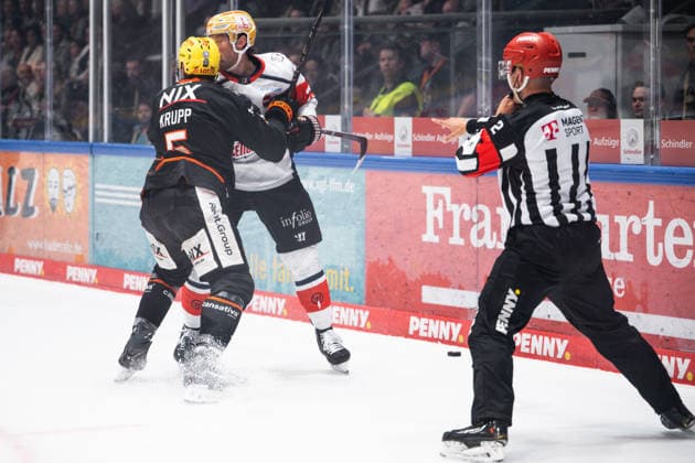 Bjoern Krupp (Loewen Frankfurt, 05) GER, Loewen Frankfurt vs. Nuernberg Ice Tigers, Eishockey, Penny DEL, 3. Spieltag, Saison 2026 2027, 25.09.2026 Eibner-Pressefoto Attila Ziga GER, Loewen Frankfurt vs. Nuernberg Ice Tigers, Eishockey, Penny DEL, 3. Spieltag, Saison 2026 2027, 25.09.2026 Frankfurt Copyright: xEibner-Pressefotox EP_AZA