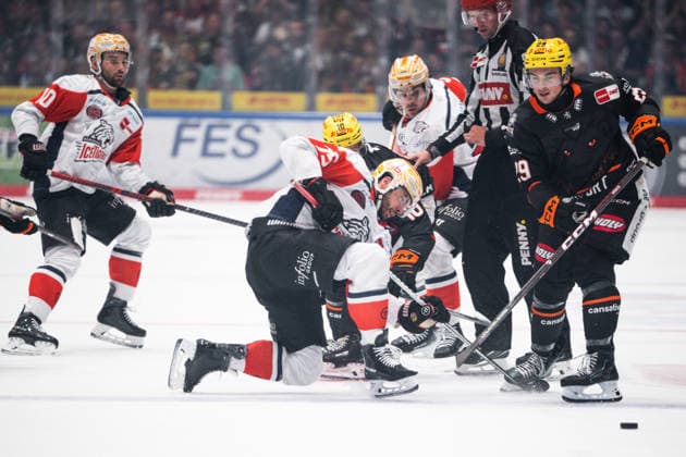 Nikolaus Heigl (Nuernberg Ice Tigers, 15), Anthony Romano (Loewen Frankfurt, 29 GER, Loewen Frankfurt vs. Nuernberg Ice Tigers, Eishockey, Penny DEL, 3. Spieltag, Saison 2026 2027, 25.09.2026 Eibner-Pressefoto Attila Ziga GER, Loewen Frankfurt vs. Nuernberg Ice Tigers, Eishockey, Penny DEL, 3. Spieltag, Saison 2026 2027, 25.09.2026 Frankfurt Copyright: xEibner-Pressefotox EP_AZA