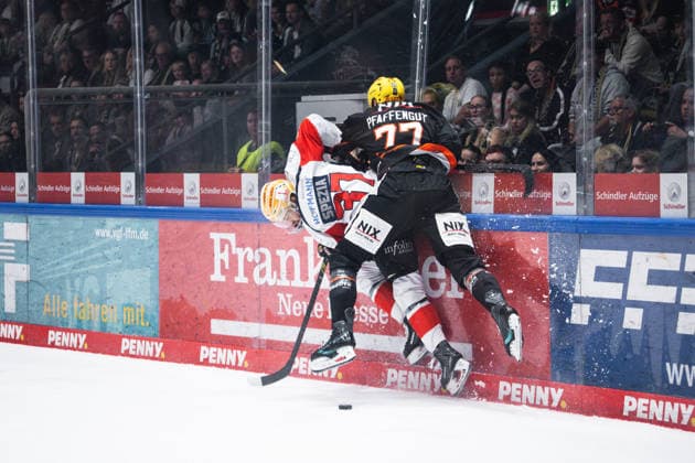 Daniel Pfaffengut (Loewen Frankfurt, 77) GER, Loewen Frankfurt vs. Nuernberg Ice Tigers, Eishockey, Penny DEL, 3. Spieltag, Saison 2026 2027, 25.09.2026 Eibner-Pressefoto Attila Ziga GER, Loewen Frankfurt vs. Nuernberg Ice Tigers, Eishockey, Penny DEL, 3. Spieltag, Saison 2026 2027, 25.09.2026 Frankfurt Copyright: xEibner-Pressefotox EP_AZA