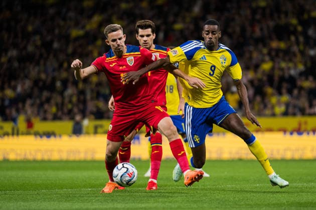 260925 NicuÈ™or Bancu of Romania and Alexander Isak of Sweden during the Nations League football match between Sweden and Romania on September 25, 2026 in Stockholm. Photo: Emma Wallskog BILDBYRAN kod EW JM0854 bbeng fotboll football soccer fotball nations league uefa nations league sverige sweden sverige a rumänien romania Copyright: EMMAxWALLSKOG BB260925EW020