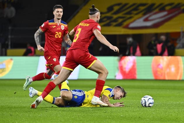 STOCKHOLM, SVERIGE 20260925 Rumäniens Radu DrÄƒguÈ™in har fatt Sveriges Viktor Gyökeres pa fall under fredagens fotbollsmatch i Nations League mellan Sverige och Rumänien pa Strawberry Arena. STOCKHOLM SVERIGE x10090x