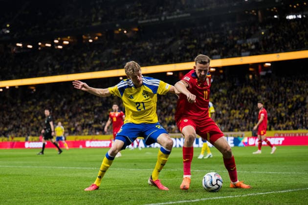 260925 Alexander Bernhardsson of Sweden and NicuÈ™or Bancu of Romania during the Nations League football match between Sweden and Romania on September 25, 2026 in Stockholm. Photo: Emma Wallskog BILDBYRAN kod EW JM0854 bbeng fotboll football soccer fotball nations league uefa nations league sverige sweden sverige a rumänien romania Copyright: EMMAxWALLSKOG BB260925EW021