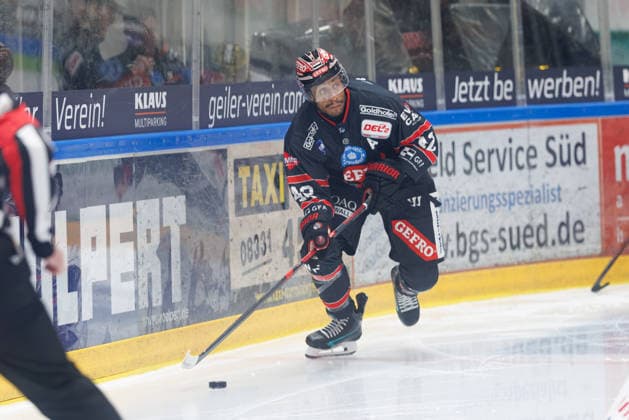 Jamal Watson (42, ECDC Memmingen Indians) beim Spiel zwischen ECDC Memmingen Indians v EHC Freiburg, Eishockey, Herren, DEL2, 2026 2027, 3.Spieltag am 25.09.2026 in Memmingen, Kutter Arena. Bayern Deutschland