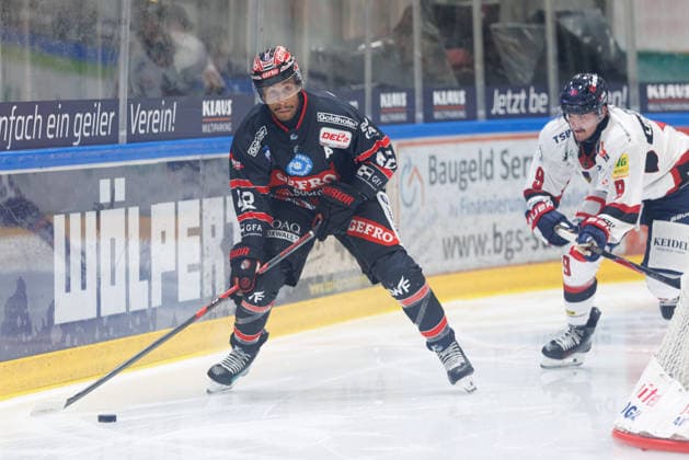 Jamal Watson (42, ECDC Memmingen Indians) im Hintergrund Nikolas Linsenmaier (9, EHC Freiburg) beim Spiel zwischen ECDC Memmingen Indians v EHC Freiburg, Eishockey, Herren, DEL2, 2026 2027, 3.Spieltag am 25.09.2026 in Memmingen, Kutter Arena. Bayern Deutschland