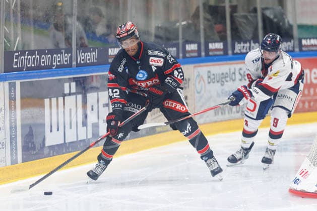 Jamal Watson (42, ECDC Memmingen Indians) im Hintergrund Nikolas Linsenmaier (9, EHC Freiburg) beim Spiel zwischen ECDC Memmingen Indians v EHC Freiburg, Eishockey, Herren, DEL2, 2026 2027, 3.Spieltag am 25.09.2026 in Memmingen, Kutter Arena. Bayern Deutschland